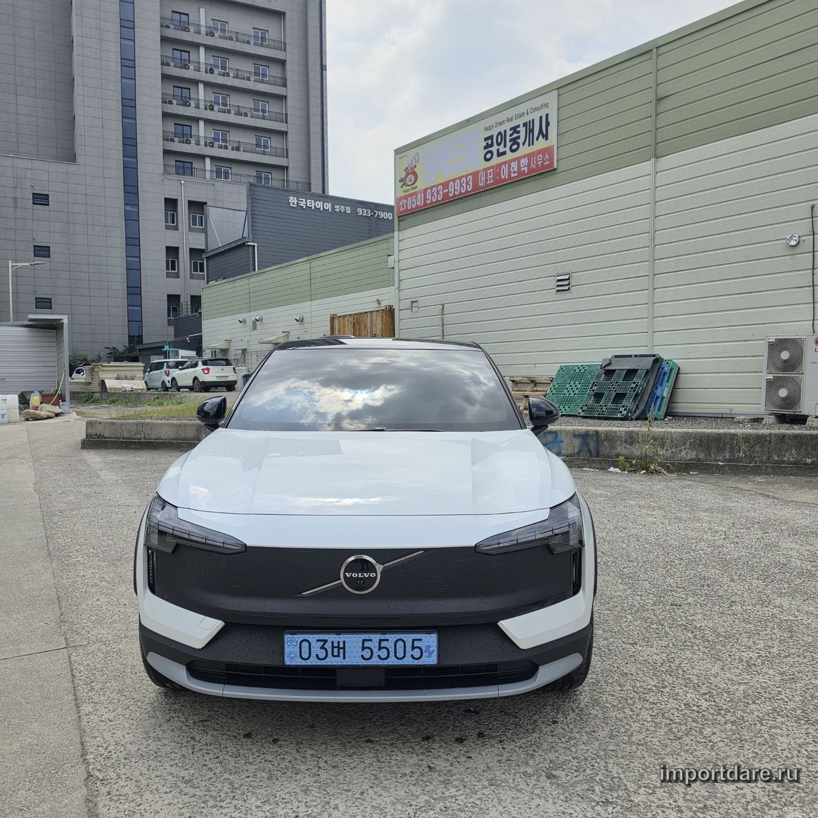 Volvo Ex30 Cross Country спереди