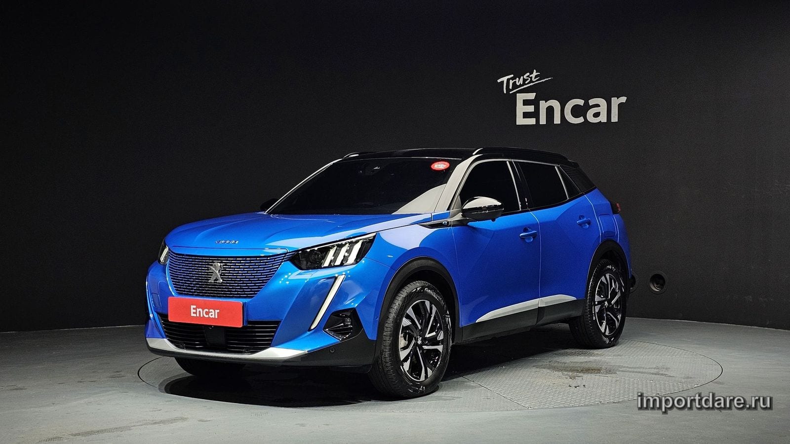 Peugeot E-2008 спереди