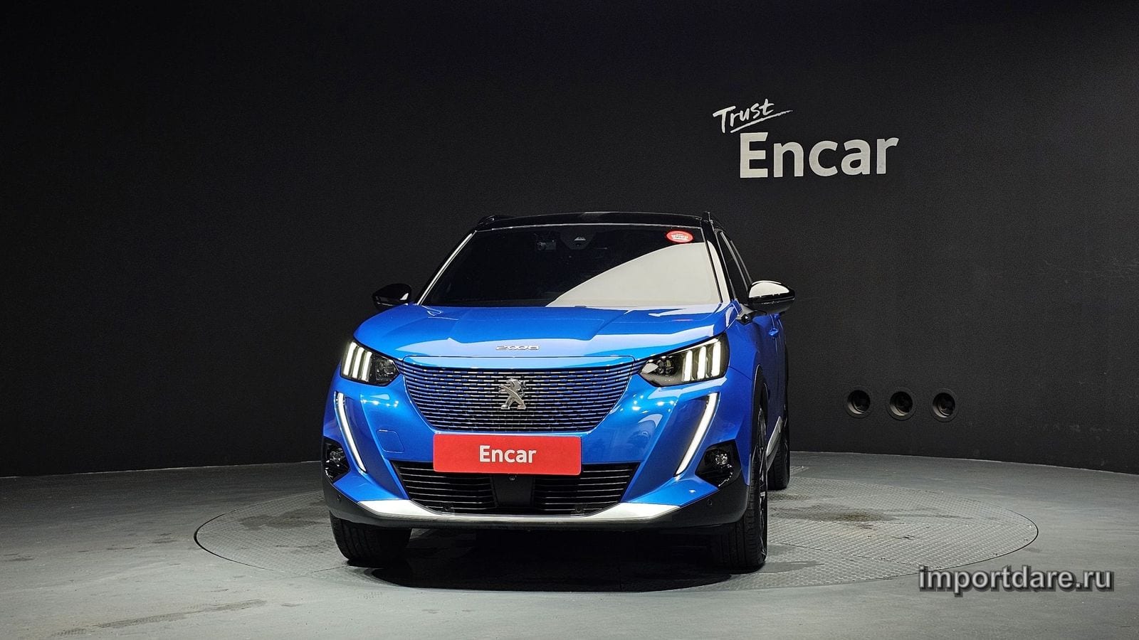 Peugeot E-2008 сбоку