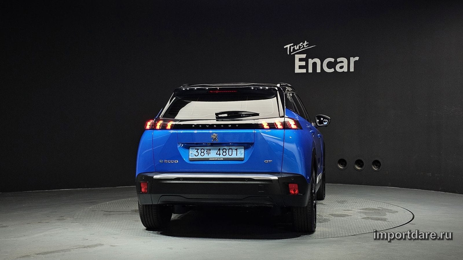 Peugeot E-2008 интерьер