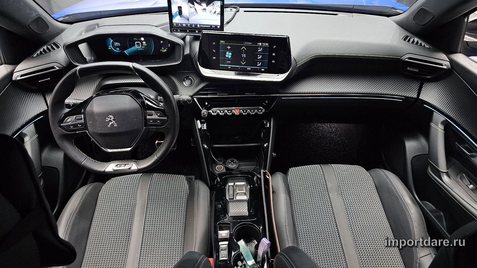 Peugeot E-2008 сзади