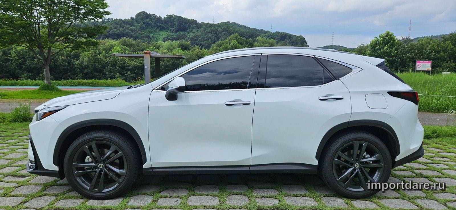 Lexus Nx сбоку
