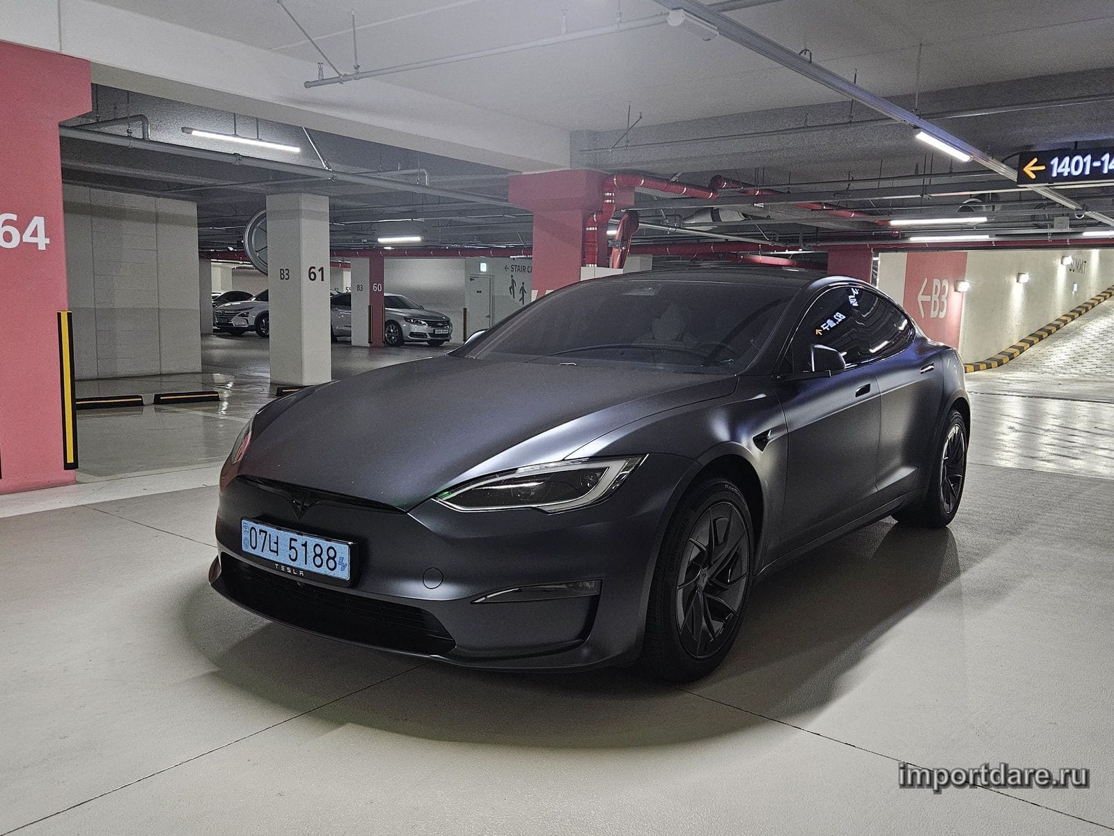 Tesla Model S сзади