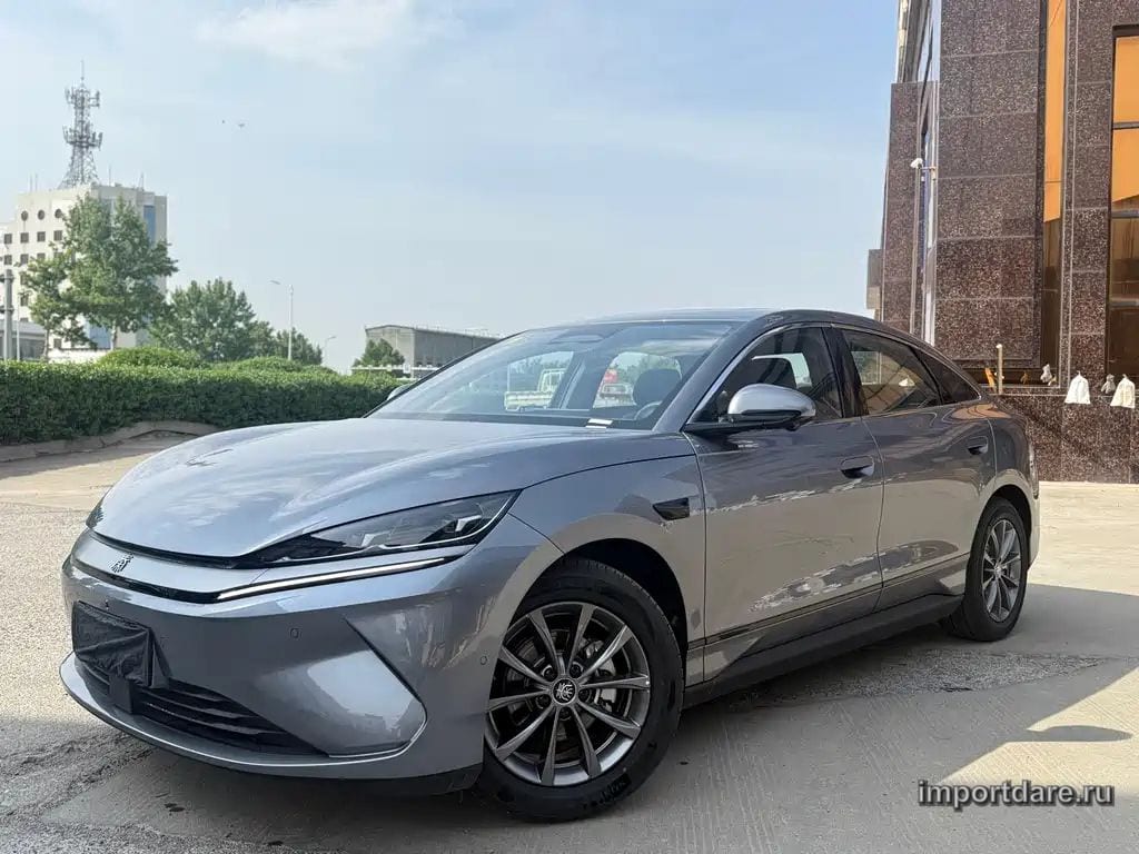 Byd Qin L спереди