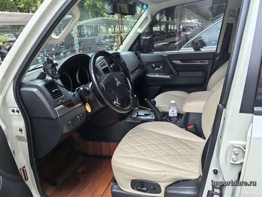 Mitsubishi Pajero Import сбоку