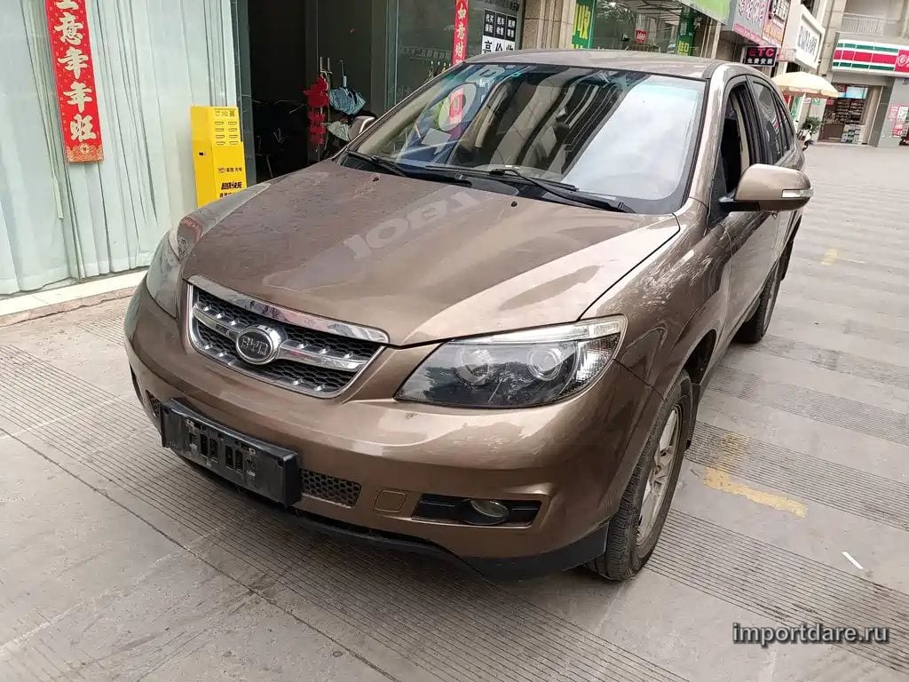 Byd S6 спереди