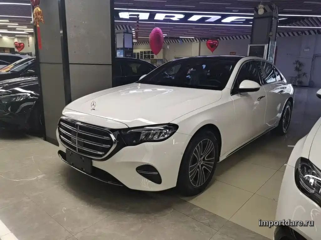 Mercedes-Benz E-Class сбоку