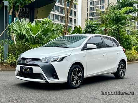 Toyota Yaris L интерьер