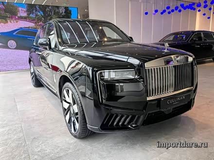 Rolls-Royce Cullinan спереди