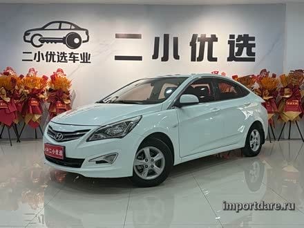 Hyundai Verna сбоку