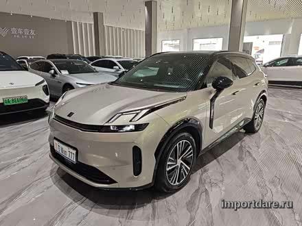 Lynk & Co 08 Em-P сзади