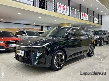 Toyota Bz3x спереди