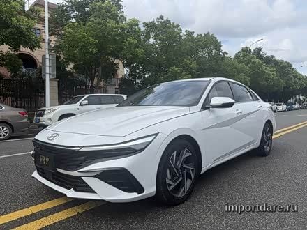 Hyundai Elantra спереди