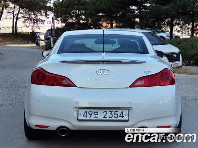 Infiniti G37 сзади