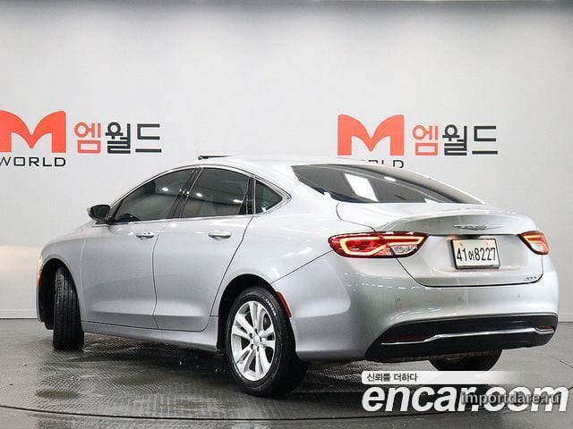 Chrysler 200 сзади