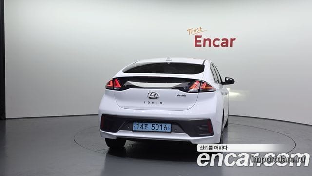 Hyundai Ioniq Electric сзади