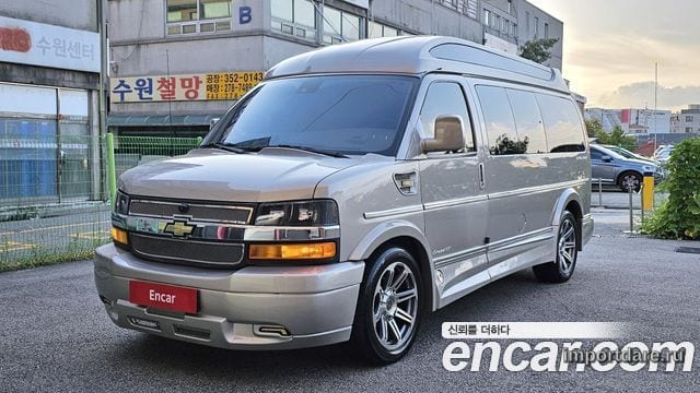 Chevrolet Express Van спереди