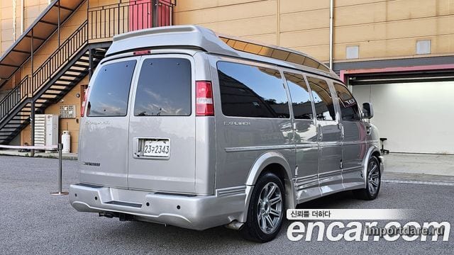 Chevrolet Express Van сбоку