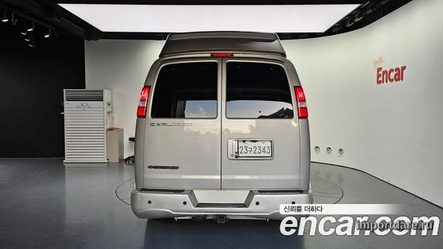 Chevrolet Express Van сзади