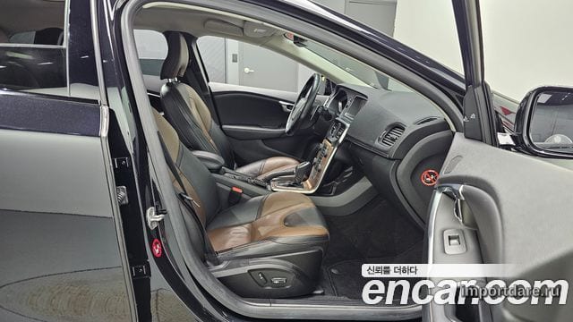 VOLVO V40 CROSS COUNTRY 2015 — 97 725 км, чёрный, Корея — под ключ — фото 12