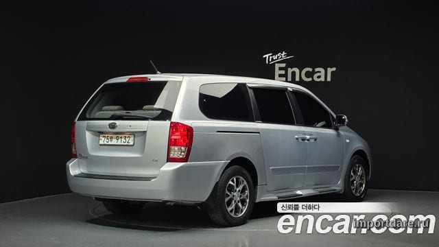 Kia Grand Carnival сбоку