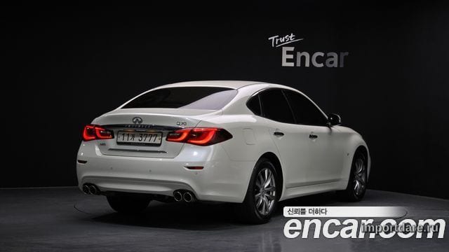 Infiniti Q70 сбоку