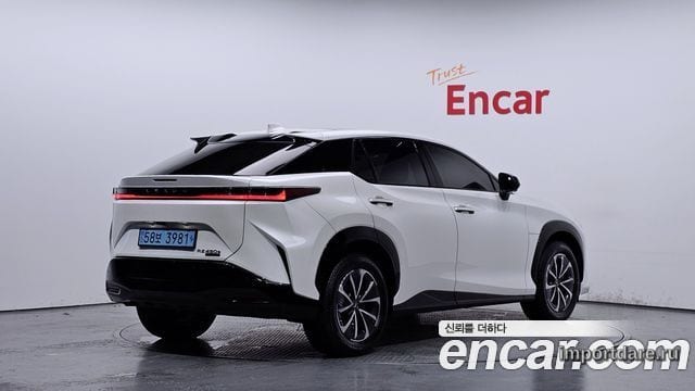 Lexus Rz450e сбоку