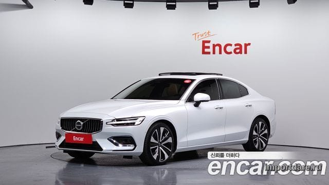 Volvo S60 спереди