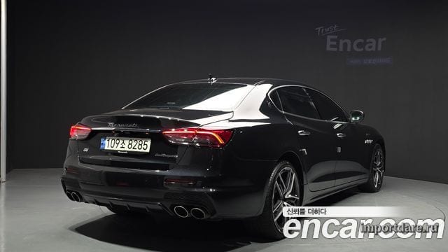 Maserati Quattroporte сбоку