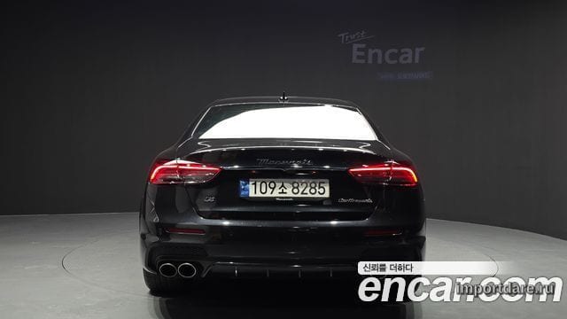 Maserati Quattroporte сзади