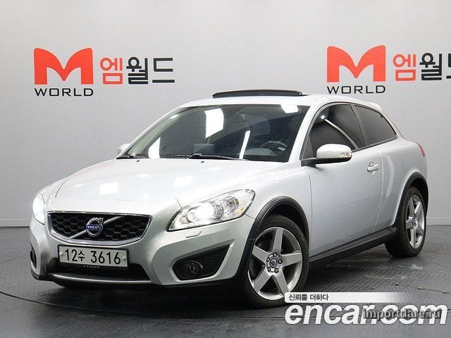 Volvo C30 спереди