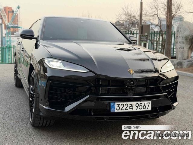 Lamborghini Urus спереди