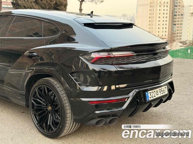 Lamborghini Urus сзади