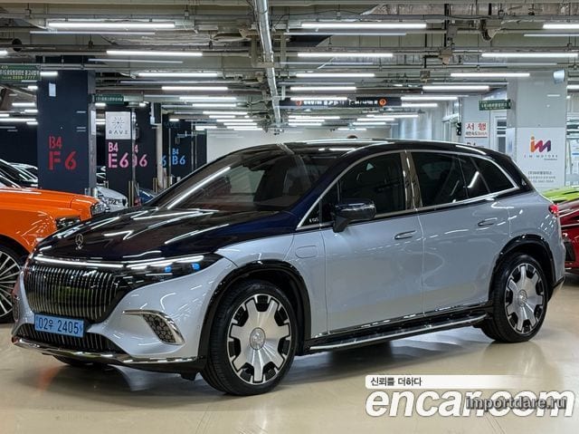 Mercedes-Benz Eqs SUV спереди