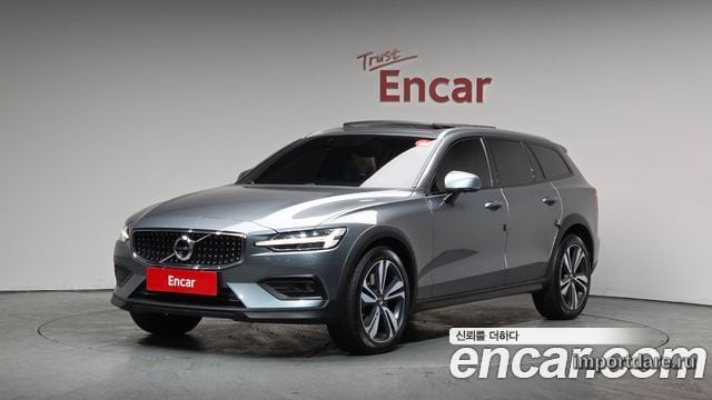 VOLVO V60 CROSS COUNTRY 2021 — 72 371 км, серый, Корея — под ключ — фото 1