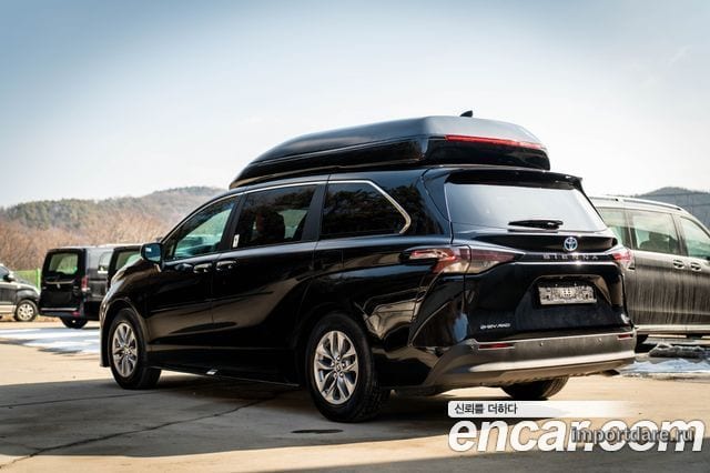 Toyota Sienna сбоку