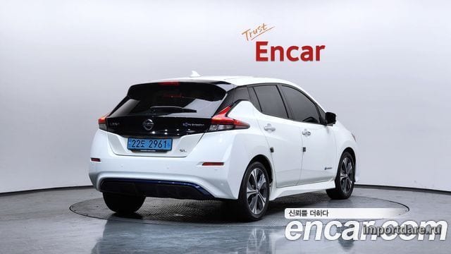 Nissan Leaf сбоку