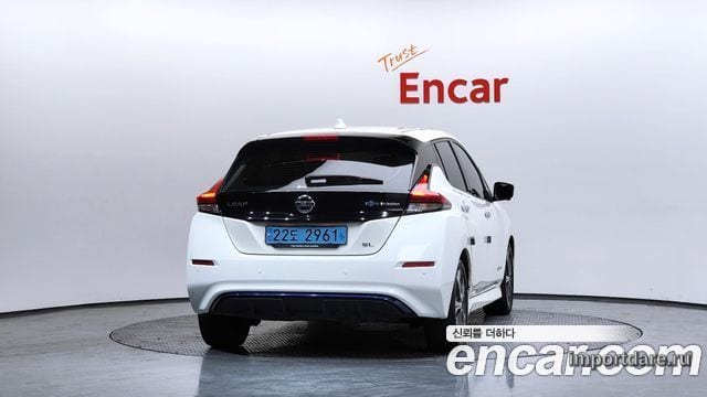 Nissan Leaf сзади