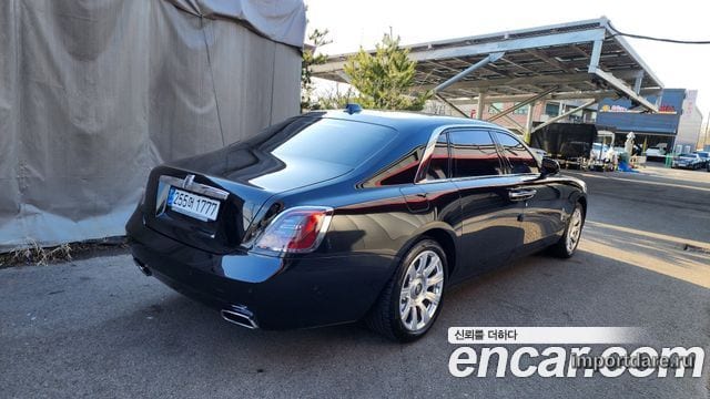 Rolls-Royce Ghost сбоку