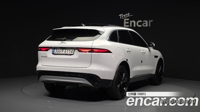 Jaguar F-Pace сбоку