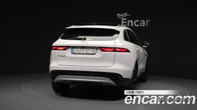 Jaguar F-Pace сзади