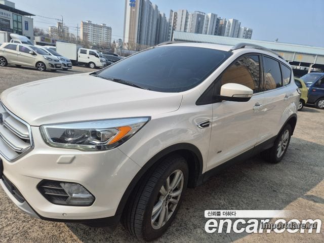 Ford Kuga сзади