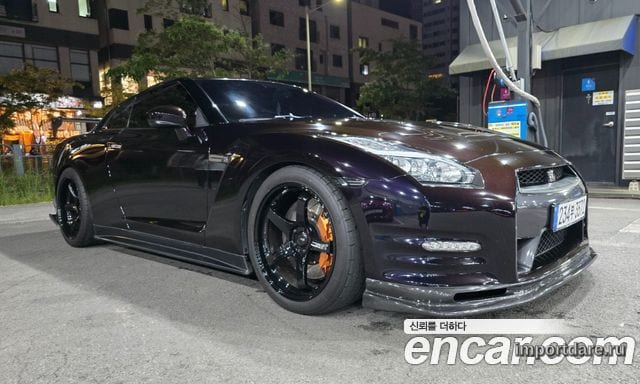 Nissan GT-R спереди