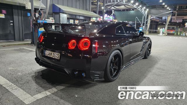 Nissan GT-R сбоку