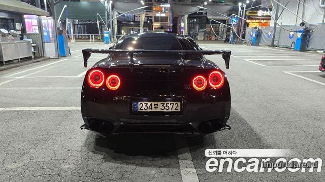 Nissan GT-R сзади