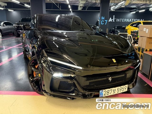 Ferrari Purosangue сбоку