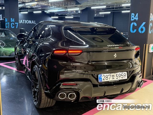 Ferrari Purosangue сзади