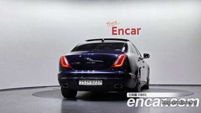 Jaguar Xj сзади