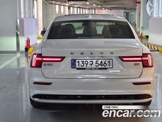 Volvo S90 сзади