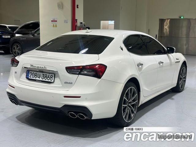 Maserati Ghibli сбоку